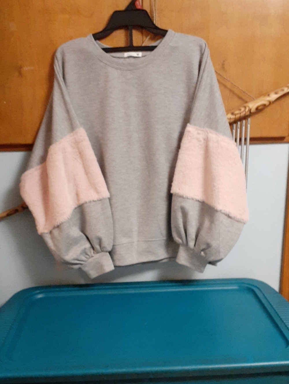 soprano grey oversized sweatshirt with pink fury sleeves very fashionable!
